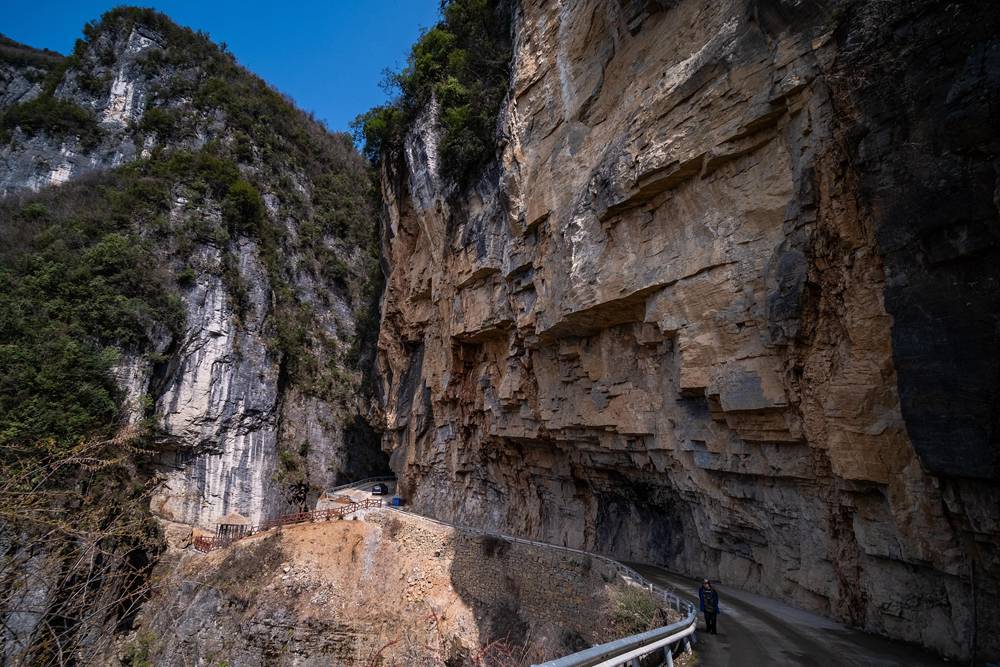 충칭 우산 산골 마을 ‘절벽 하늘길’ [3월 9일 촬영/사진 출처: 시각중국(視覺中國)]