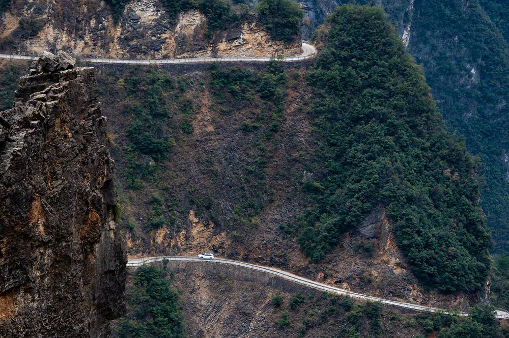 충칭 우산 산골 마을 도로를 다니는 차량 [3월 9일 촬영/사진 출처: 시각중국(視覺中國)]