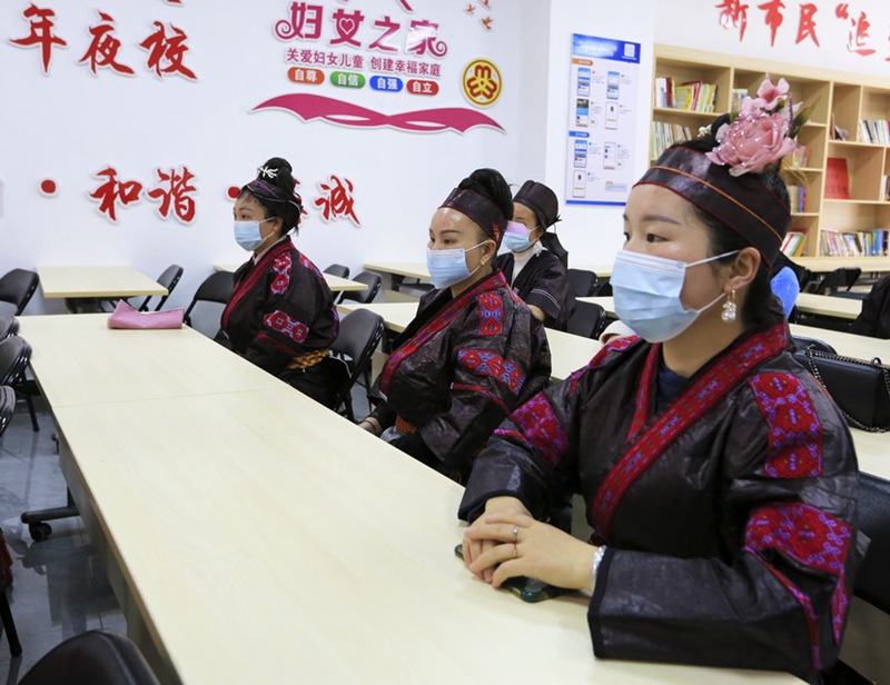 3월 7일, 전자상거래 방송 교육강좌에서 사람들이 열심히 수업을 청취 중이다. [사진 출처: 인민망]
