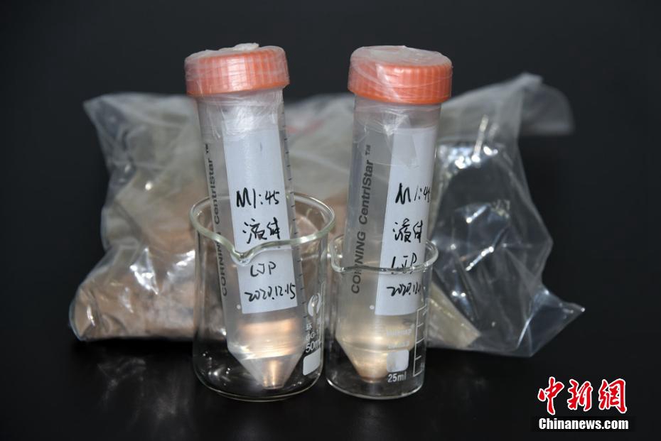 중국과학원대학 고대 척추동물 및 고대 인류 연구소 실험실은 연구에 사용한 주나라 당시 과일주 잔류 샘플을 보여주었는데, 비닐봉지 안에 있는 것은 진흙 샘플이다. [사진 출처: 중국신민망]