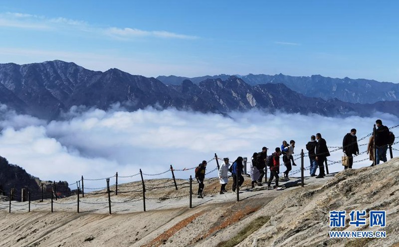 여행객들이 화산산 시펑을 관광하고 있다. [3월 9일 촬영/사진 출처: 신화망]