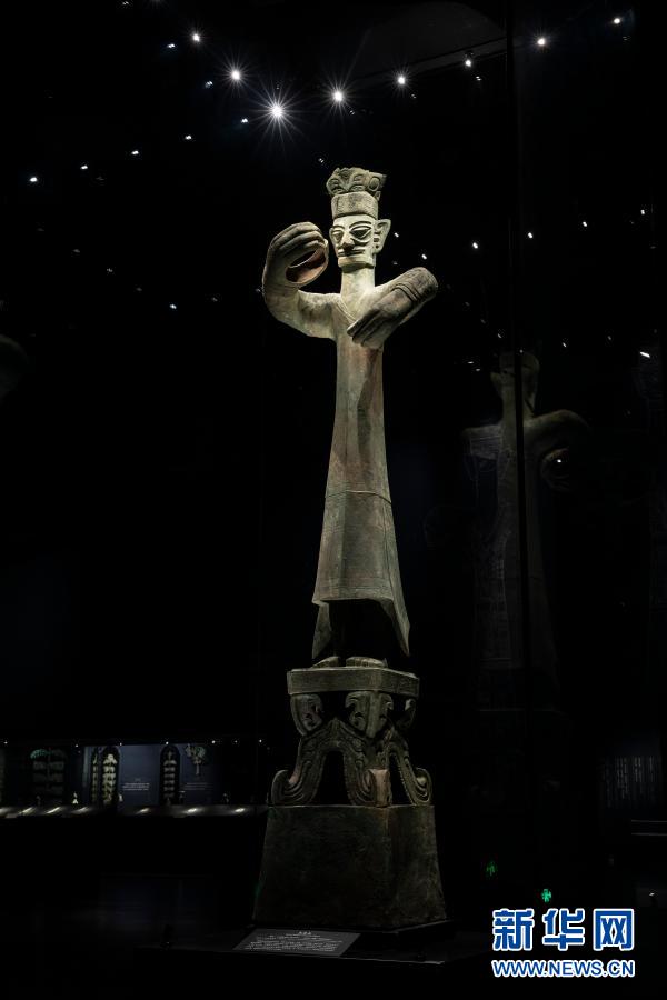 싼싱두이박물관에서 찍은 ‘청동기 대형 인물상’이다. 해당 문물은 1986년 싼싱두이 2호 ‘제사 발굴갱’에서 출토되었다. [3월 17일 촬영/사진 출처: 신화망]