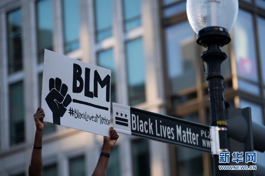2020년 6월 8일 미국 워싱턴 백안관 인근에서 시위자가 ‘흑인의 목숨도 소중하다’는 문구가 적힌 피켓을 높이 치켜들고 있다. 2020년 5월 미네소타주에서 흑인 남성 조지 플로이드가 백인 경찰에 연행된 후 목이 짓눌려 숨지면서 미 전역에서 대규모 항의시위가 벌어졌다. [사진 출처: 신화망]