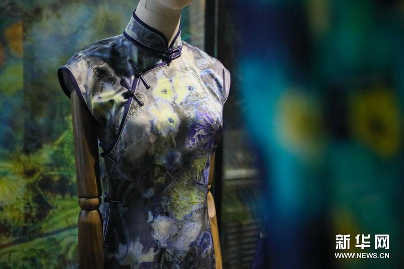 란셰 공예로 만든 치파오(旗袍) [3월 9일 촬영/사진 출처: 신화망]