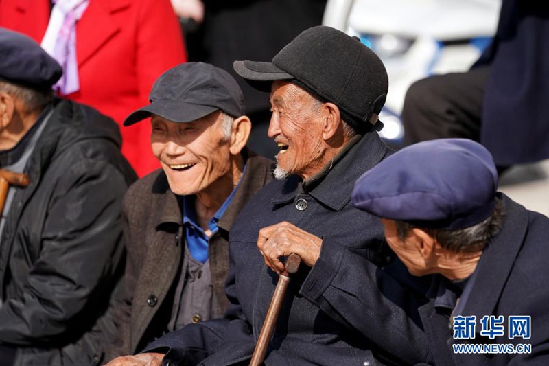 2021년 3월 9일, 류칭지 할아버지(오른쪽 두번째)가 앙가(秧歌: 중국 북방의 농촌 지역에서 널리 유행하는 민간 가무의 일종) 공연을 보고 있다. [사진 출처: 신화망]