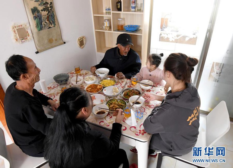 2021년 3월 10일, 류칭지(뒷줄 맨 첫 번째)가 가족과 함께 점심을 먹고 있다. [사진 출처: 신화망]