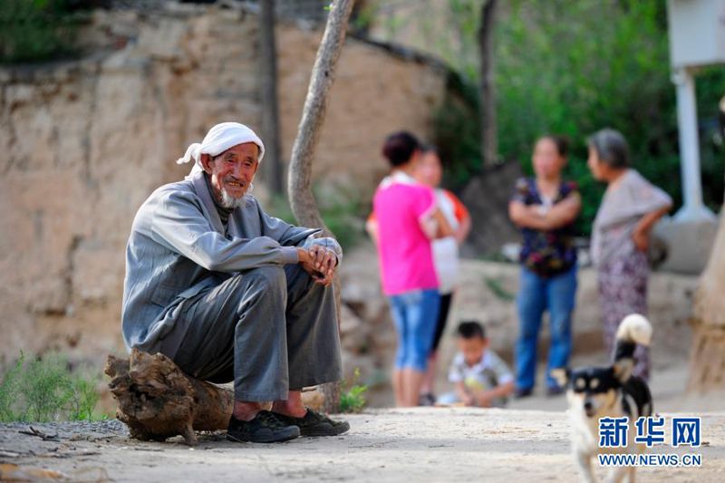 류칭지 할아버지가 마을 입구에서 쉬고 있다. [2014년 8월 10일 촬영/사진 출처: 신화망]
