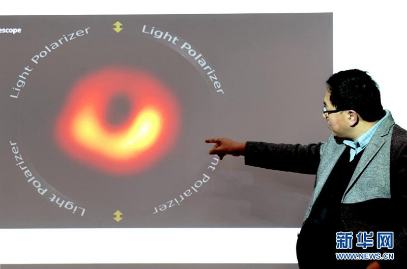중국과학원 상하이천문대 루루썬 연구원이 블랙홀 관련 지식을 설명하고 있다.[3월 24일 촬영/사진 출처: 신화망] 