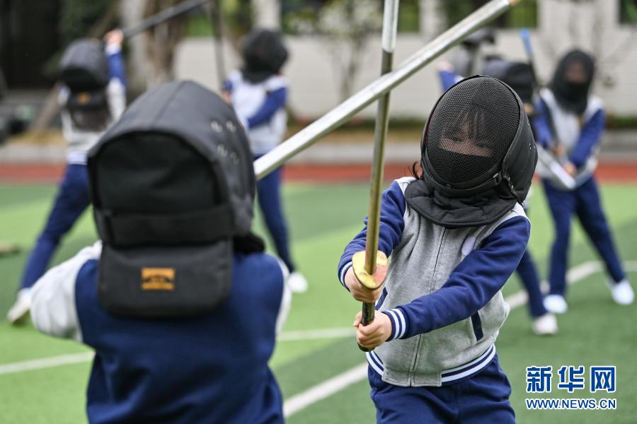 학생들이 헬멧을 쓰고 오행검법 모의 대결 연습을 하고 있다. [3월 10일 촬영/사진 출처: 신화망]