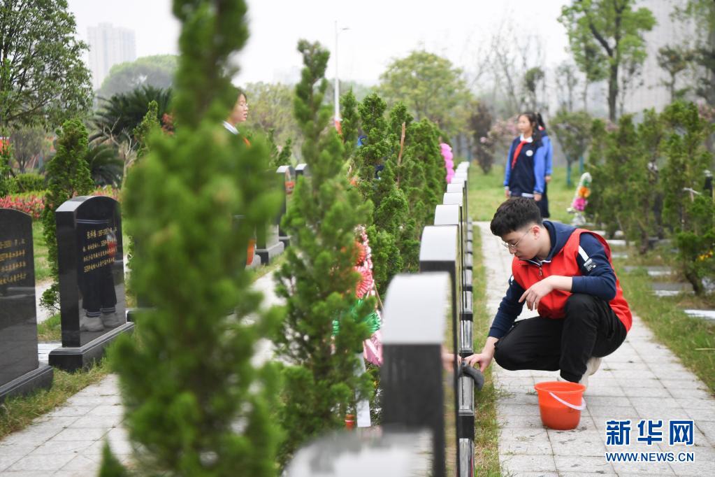 3월 30일, 자원봉사자가 후난혁명묘지에서 묘비를 닦고 있었다. [사진 출처: 신화망]