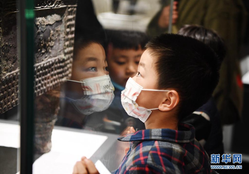 한 어린이가 허난박물원을 관람하고 있다. [4월 5일 촬영/사진 출처: 신화망]