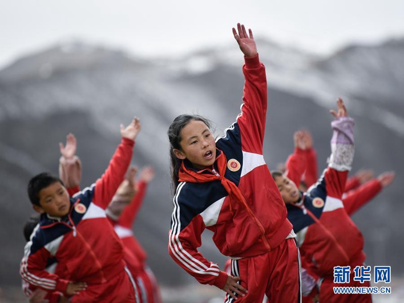 궈뤄(果洛)장족(藏族)자치주의 기숙 초등학교에서 학생들이 체육수업 중이다. [3월 17일 촬영/사진 출처: 신화망]