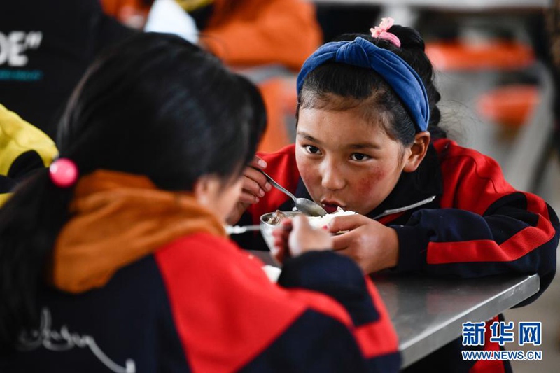 기숙 초등학교 식당에서 학생들이 밥을 먹는다. [3월 17일 촬영/사진 출처: 신화망]