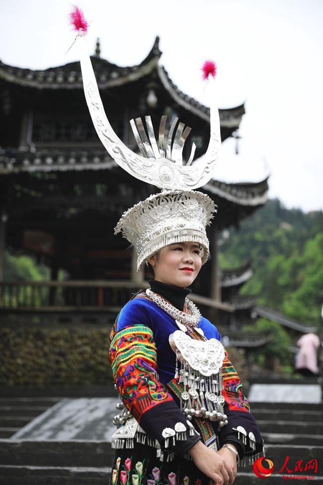 전통 복장을 한 묘족 여성 [사진 출처: 인민망]