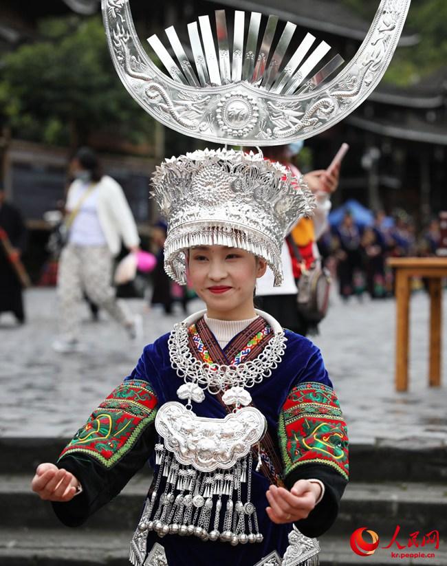 전통 복장을 한 묘족 여성 [사진 출처: 인민망]