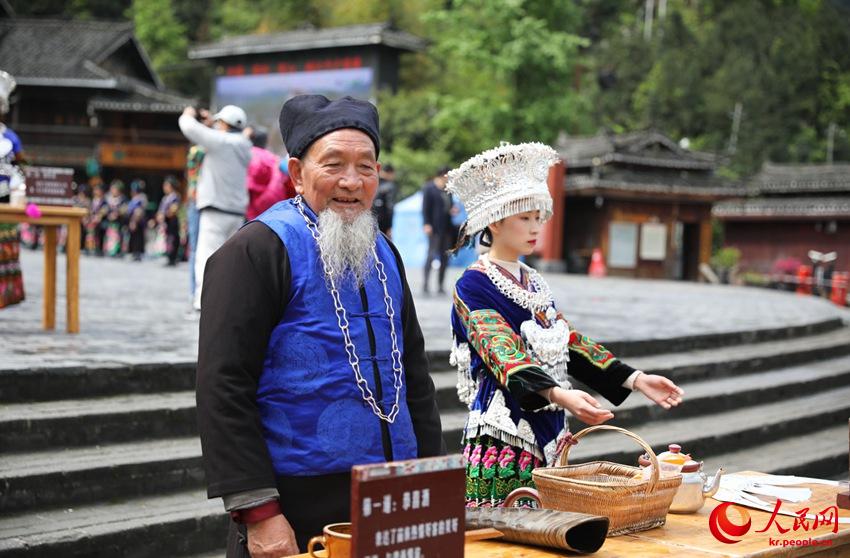 ‘란먼주’ 의식 중 묘족 노인 [사진 출처: 인민망]