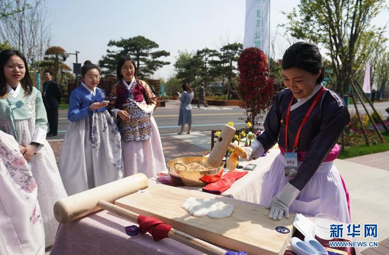 한중연(韓中緣)관에서 한국 참가자들이 미식을 만들고 있다. [4월 8일 촬영/사진 출처: 신화망]