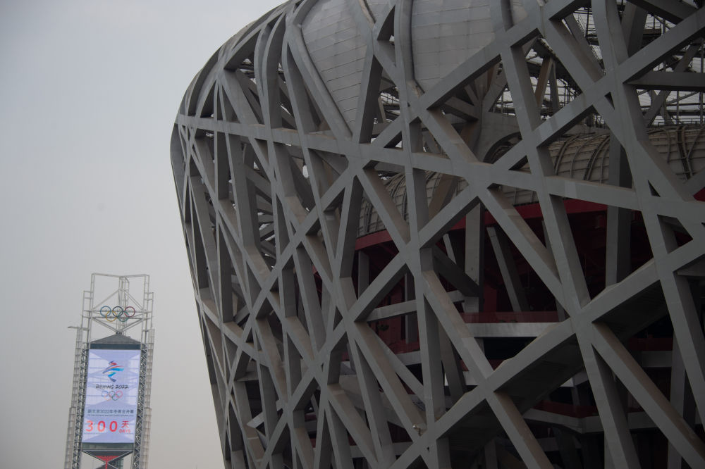 베이징 올림픽공원에 있는 카운트다운 전광판이 2022년 베이징 동계올림픽 개막식까지 300일 남았음을 알리고 있다. [사진 출처: 신화망]