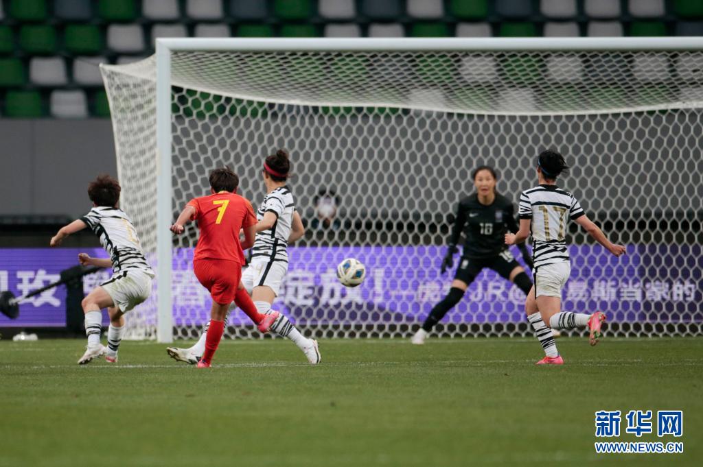 중국팀의 왕상(왼쪽 두 번째) 선수가 슛을 날리고 있다. [4월 13일 촬영/사진 출처: 신화망] 