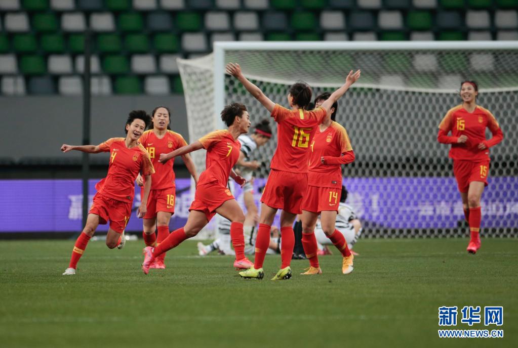 중국팀의 왕상(왼쪽 세 번째) 선수가 골을 넣고 동료와 기뻐하고 있다. [4월 13일 촬영/사진 출처: 신화망] 