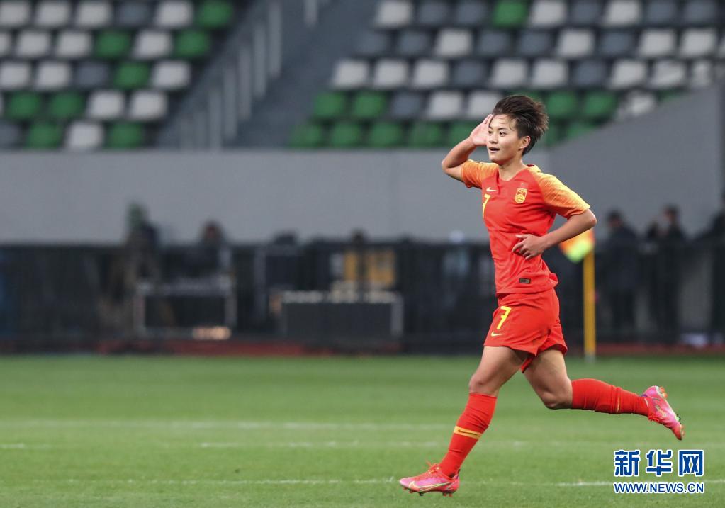 중국팀 왕상 선수가 경기 중 골을 넣고 기뻐하고 있다. [4월 13일 촬영/사진 출처: 신화망] 