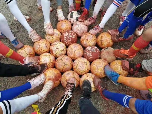 최초의 중국 여자축구 테마 축구장, 윈난 향촌 초등학교에 건립