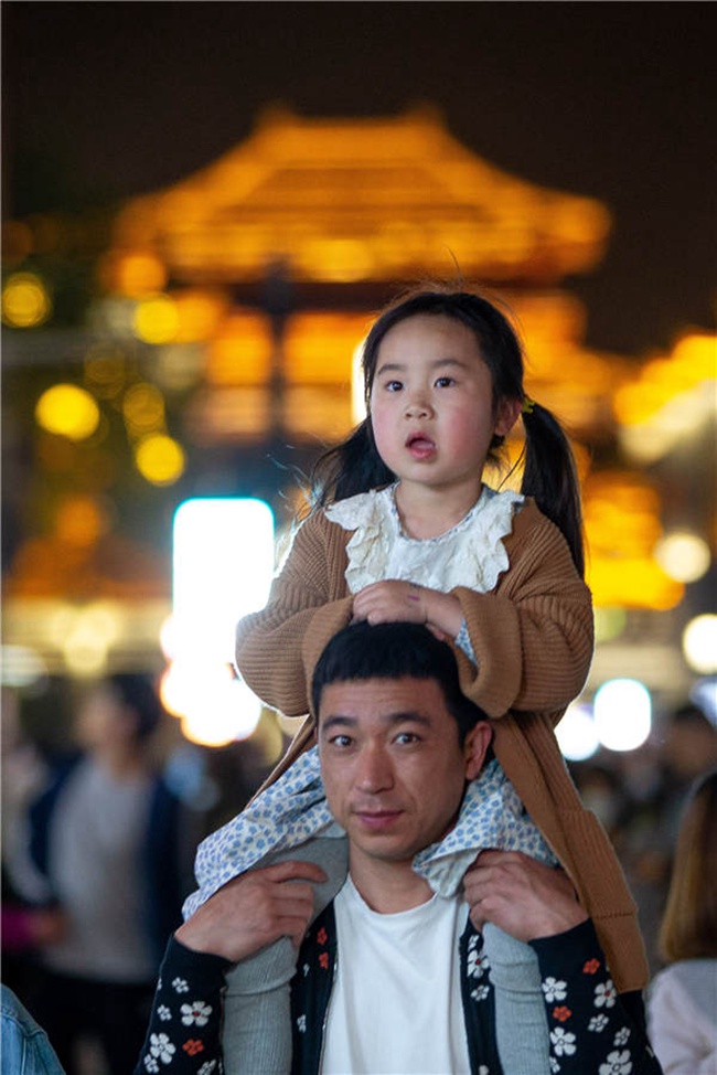 관광객이 아이와 함께 샹양고성 북쪽로를 찾았다. [4월 17일 촬영/사진 출처: 인민망] 