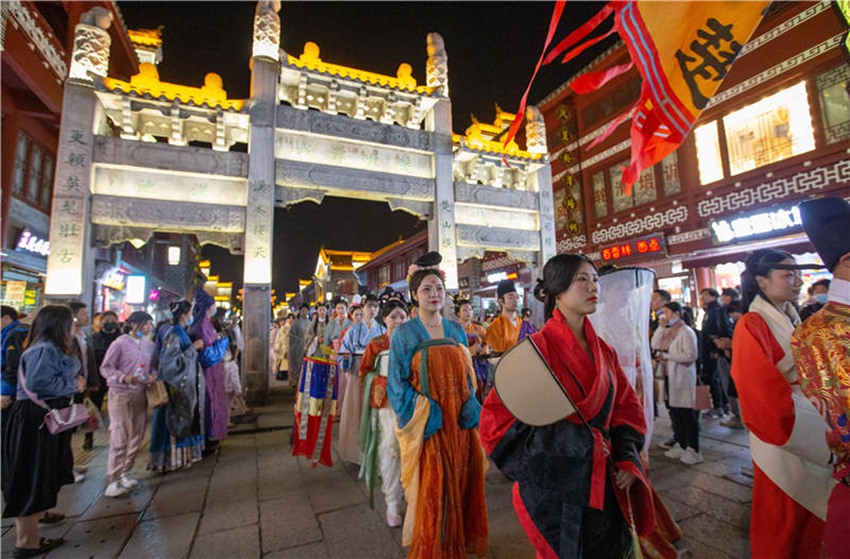 다수 한푸 애호가들이 다양한 스타일의 전통의상을 입고 퍼레이드를 벌이며, 한푸 문화의 매력을 뽐냈다. [4월 17일 드론 촬영/사진 출처: 인민망] 