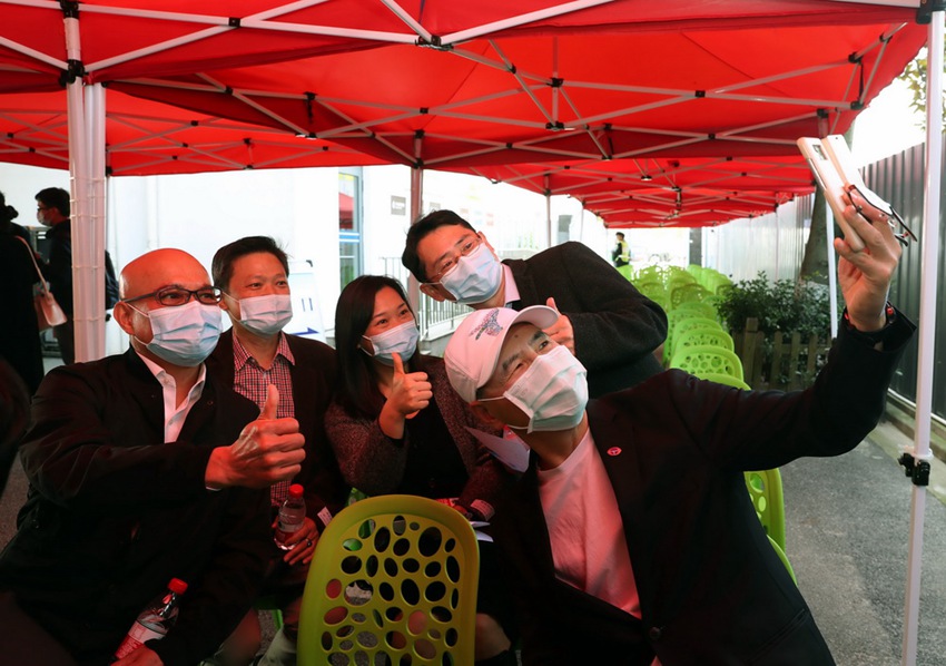 4월 19일, 자딩신청 마루진 지역사회 보건소 접종 관찰구역에서 함께 접종하러 온 타이완 동포 몇몇이 기념 셀카를 찍고 있다. [사진 출처: 신화사]