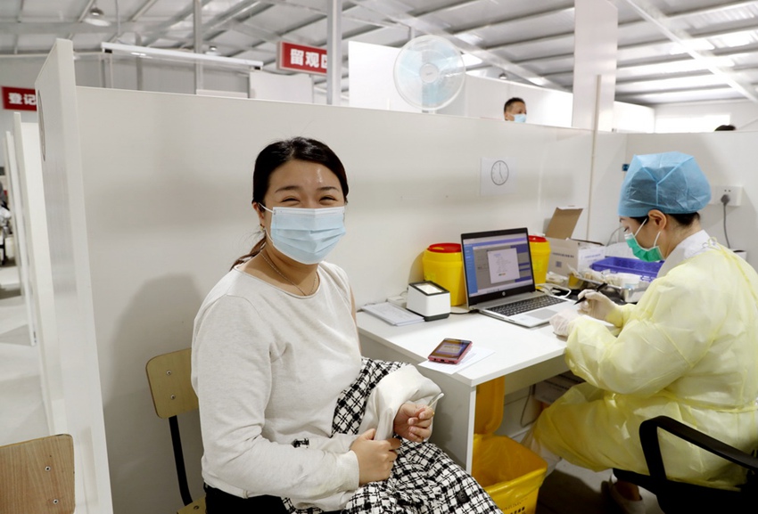 4월 19일, 상하이중의약대학 부속 광화(光華)병원 근처에서 근무하는 타이완 동포 황 여사가 백신을 접종하고 있다. [사진 출처: 신화사]