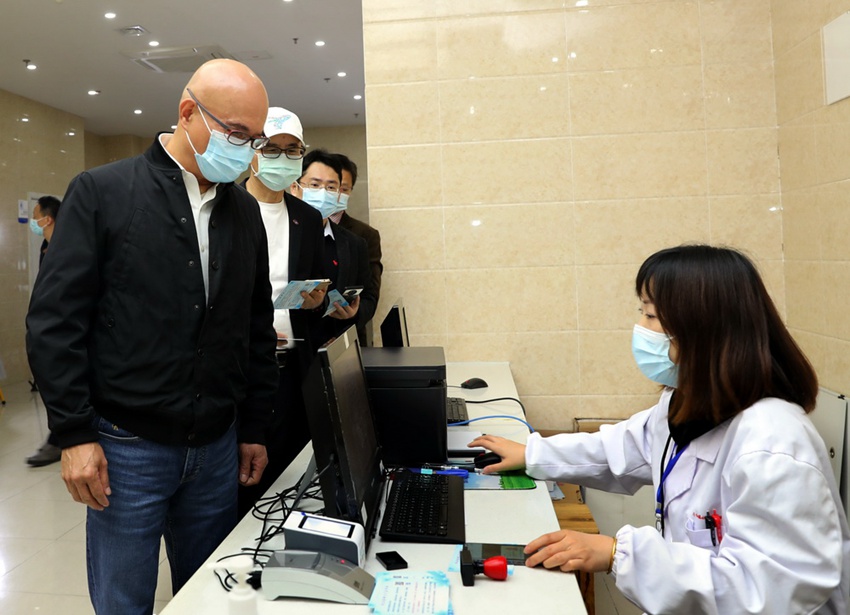 타이완 동포들이 접종 후 접종 증서를 가지고 나가고 있다. [사진 출처: 신화사]