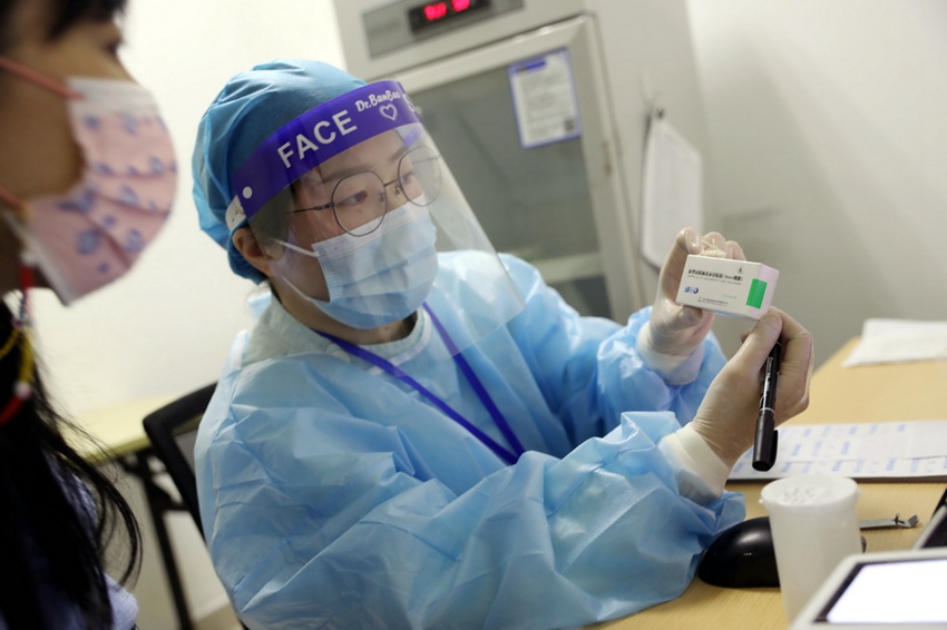 간호사가 타이완 동포에게 접종할 국산 백신의 정보를 보여주고 있다. [사진 출처: 신화사]