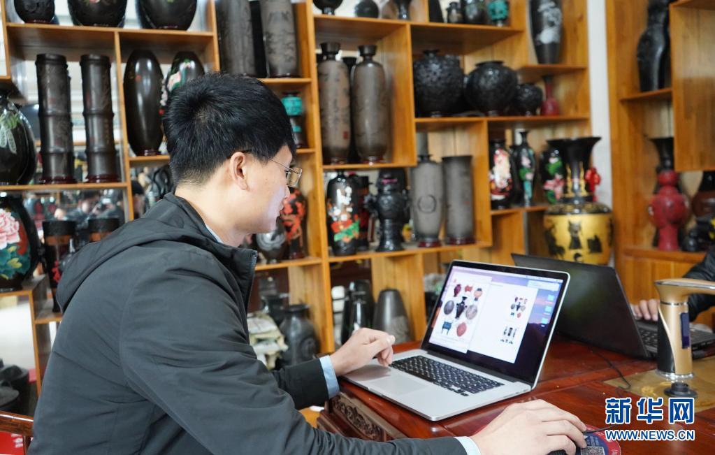 관타오현의 한 검은 도자기 생산기업 직원이 고객들과 온라인 상담 중이다. [4월 20일/사진 출처: 신화망]