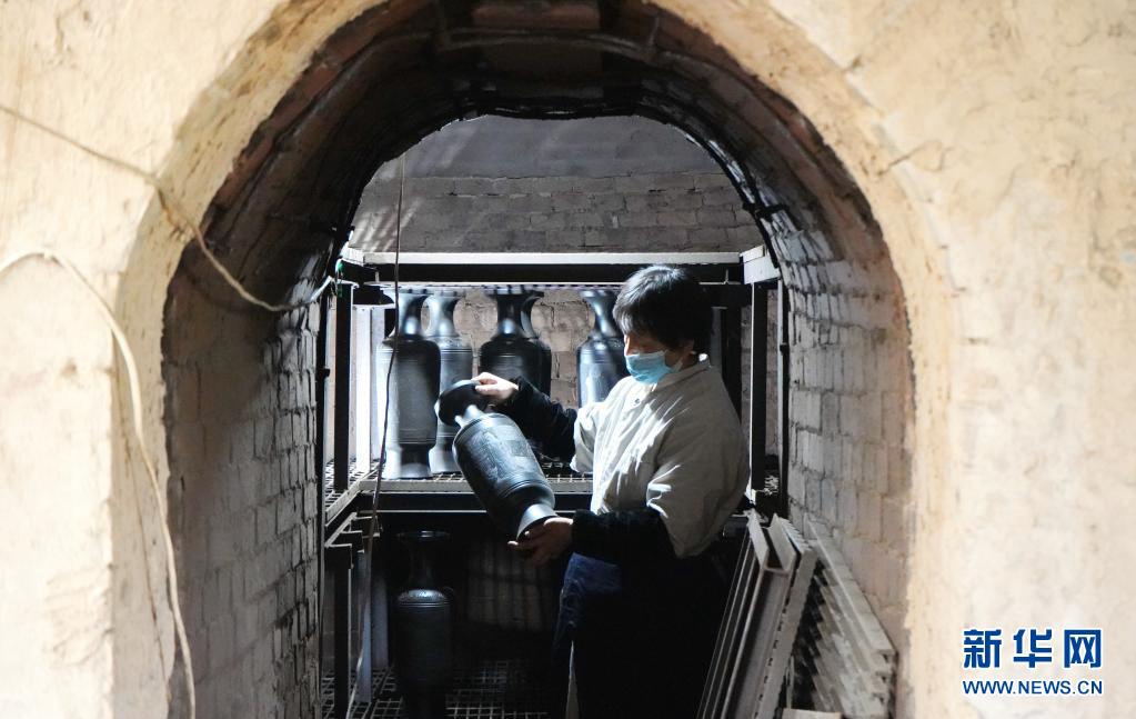 관타오현 도예칠예 연구소, 한 직원이 가마에서 나온 검은 도자기를 살핀다. [4월 20일/사진 출처: 신화망]
