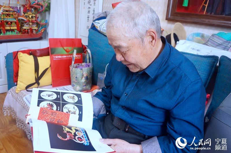 왕루이 씨의 작품 <화샤룽텅>은 닝샤(寧夏) 민간예술작품전에서 2등상을 수상하며 책자에 등록되었다. [사진 출처: 인민망]