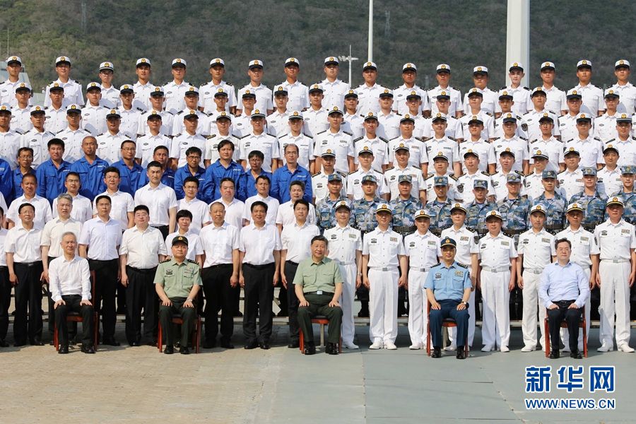 시진핑 주석이 함정 과학연구 생산자와 해군 부대 관병 대표들을 접견하고 있다. [사진 출처: 신화사]