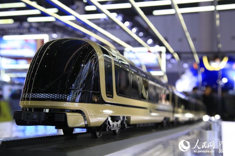 세계 최초의 시속 160km 내장형 자기부상열차 선보여