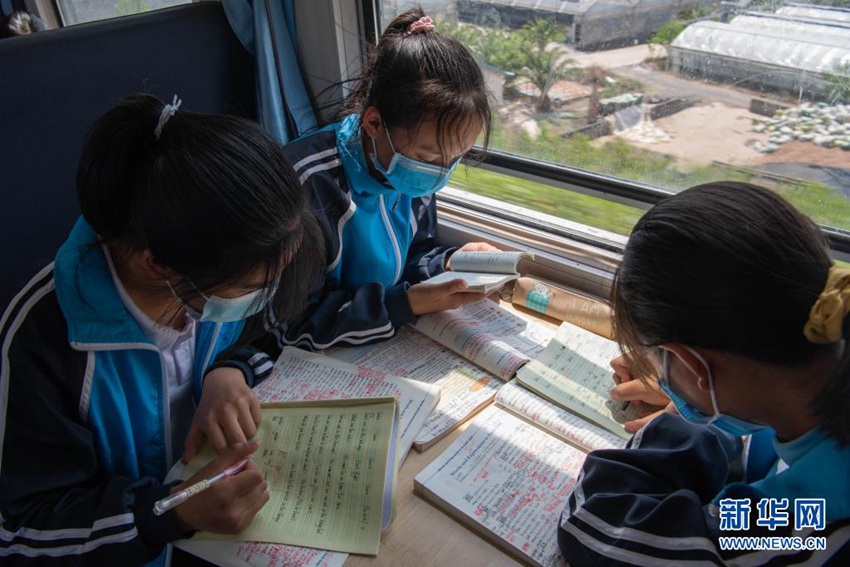 학생들이 5634호 열차에서 숙제하고 있다. [4월 15일 촬영/사진 출처: 신화망]
