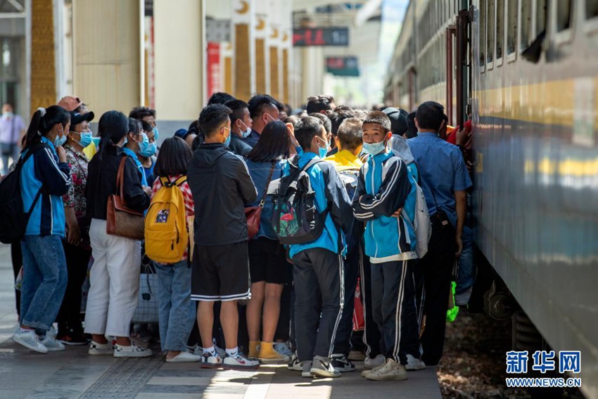 하교하는 학생과 여행객이 청쿤 철도 시창역에서 5634호 열차 탑승을 준비하고 있다. [4월 15일 촬영/사진 출처: 신화망]