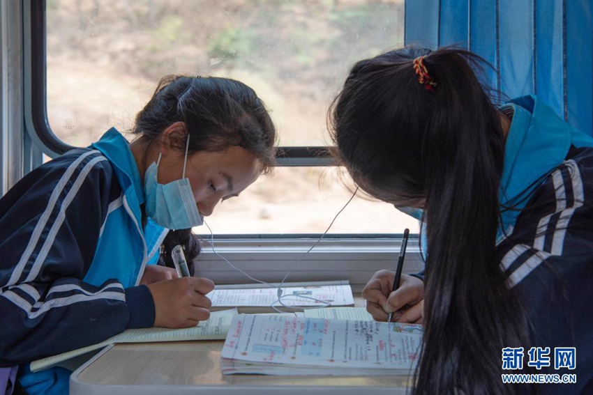 학생들이 5634호 열차에서 숙제하고 있다. [4월 15일 촬영/사진 출처: 신화망]