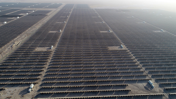 신장 하미(哈密) 태양광 발전소 [2019년 2월 5일 드론 촬영/사진 출처: 시각중국(視覺中國)] 