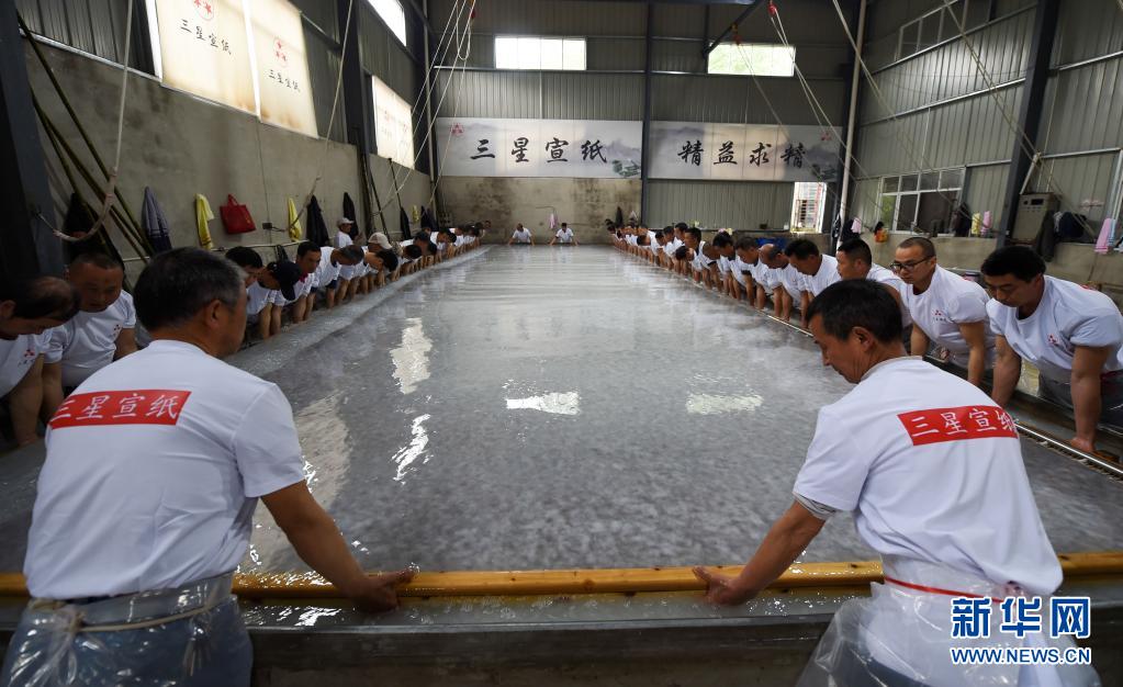 안후이 쉬안청시 징현 화선지 생산 작업장에서 인부들이 종이 뜨기 작업을 하고 있다. [4월 22일 촬영/사진 출처: 신화망]