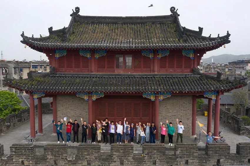 후베이 지원 랴오닝(遼寧) 의료팀 팀원들이 가족들과 함께 후베이 샹양(襄陽)고성 성벽 위에서 손을 흔들고 있다. [5월 4일 드론 촬영/사진 출처: 인민망] 