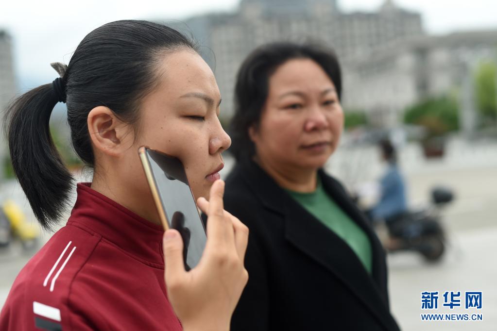 예징펑 씨가 어머니 린펑위(林鳳玉) 씨와 롱취안시 거리를 걸으면서 전화를 받고 있다. [4월 28일 촬영/사진 출처: 신화망]