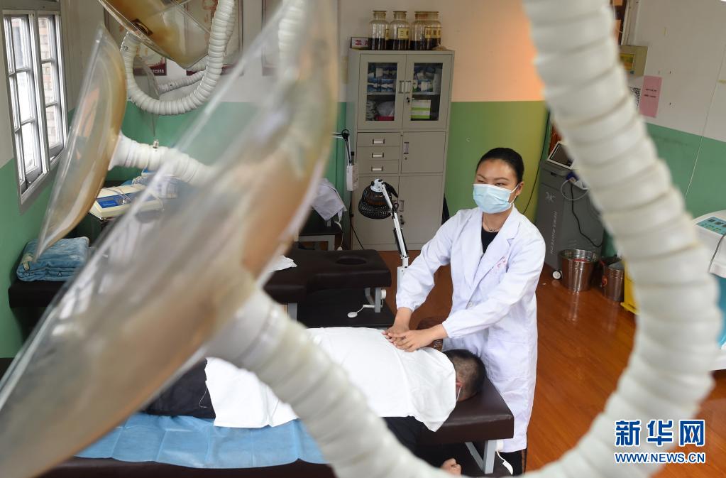예징펑 씨가 실습 중인 롱취안시 중의원에서 환자에게 추나를 하고 있다. [4월 28일 촬영/사진 출처: 신화망]