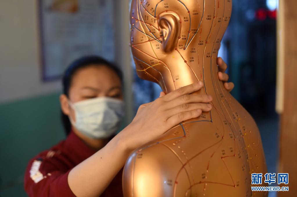 예징펑 씨가 실습 중인 롱취안시 중의원에서 중의학 침구 혈자리를 체험하고 있다. [4월 28일 촬영/사진 출처: 신화망]