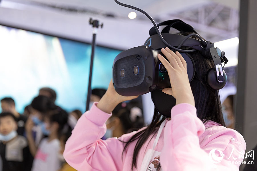 시민이 VR 안경을 체험하고 있다. [사진 출처: 인민망]