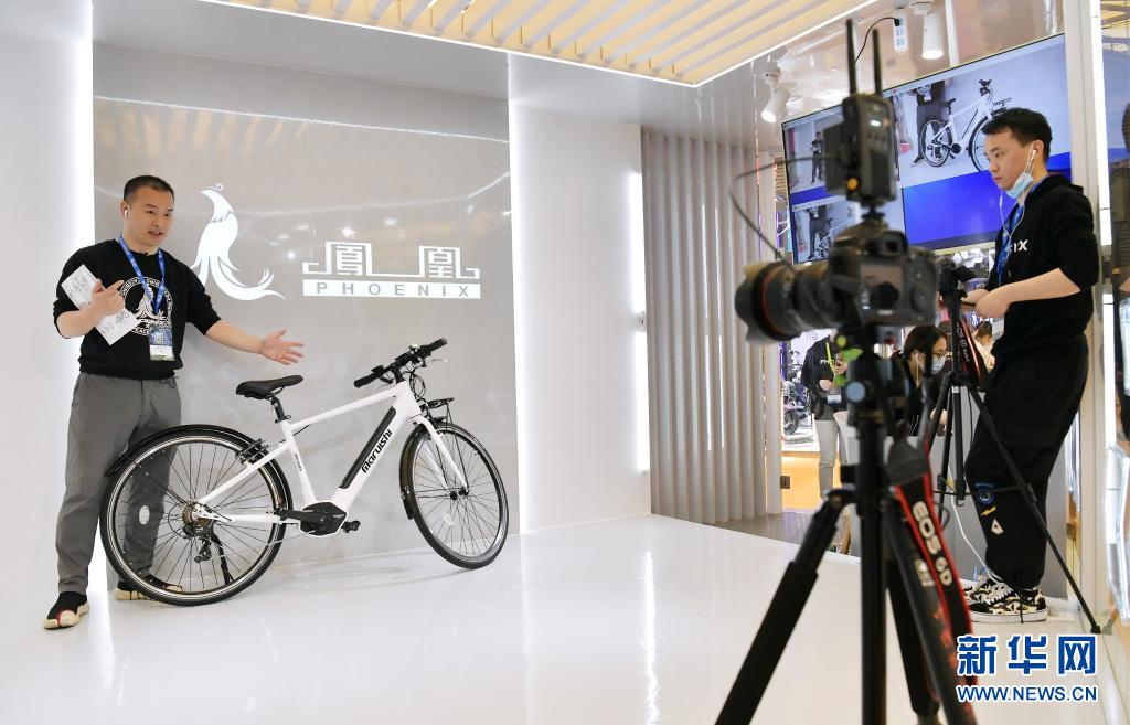 한 자전거 브랜드 직원이 해외 고객에게 화상 방식으로 제품을 소개하고 있다. [5월 5일 촬영/사진 출처: 신화망]