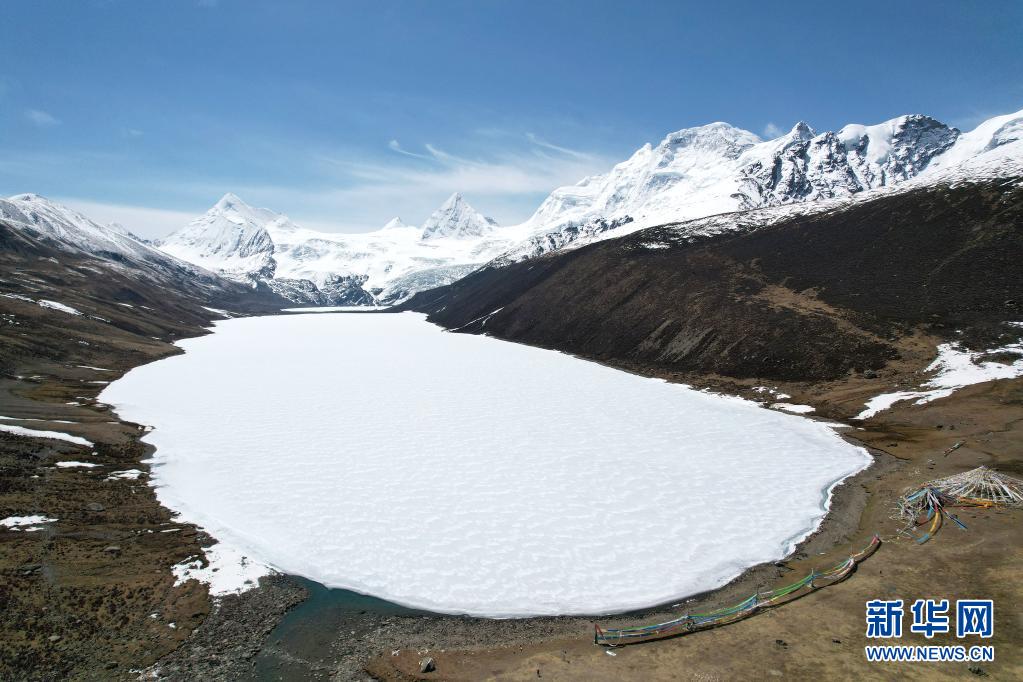 싸푸 설산 자락의 얼음 호수 [5월 4일 드론 촬영/사진 출처: 신화망]