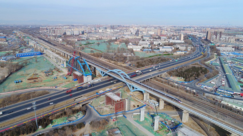 베이징(北京) 남역에서 상하이(上海) 훙차오(虹橋) 방향으로 가는 G9편 고속열차가 황춘차오(黃村橋)를 지나가고 있다. [사진 출처: 신화망]